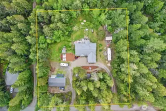 Home is situated central to the acreage. This creates a lot of privacy.