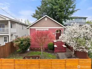 Charming house. Excellent location.