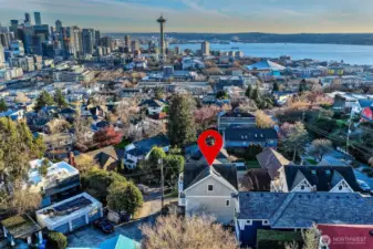 Amazing location close to so many great Seattle features; Seattle Center, Climate Pledge Arena, Grocery and Boutiques, and tons of parks and walking paths.