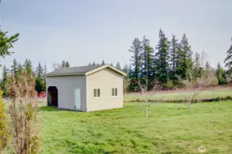 outbuilding/barn in far backyard