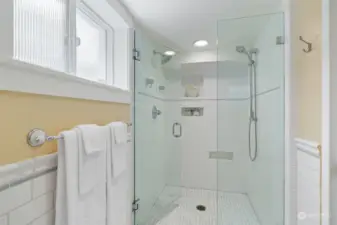 Walk-in shower with double shower heads