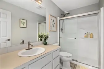 Upstairs main bathroom w/walk-in shower
