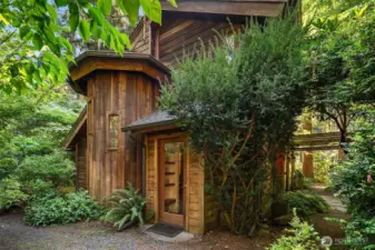Back door leads to mud entry and laundry.