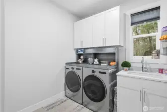 The topper above the washer/dryer doubles as a folding table.