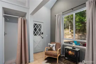 sitting area off 1st bedroom