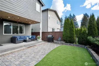 Covered pation & fenced yard: wow!