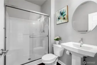 MAIN FLOOR: FULL BATH