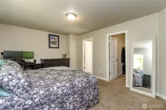 Upstairs owners suite w/WIC and 5 pc bath!