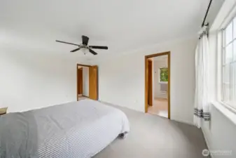 Primary suite with ceiling fan