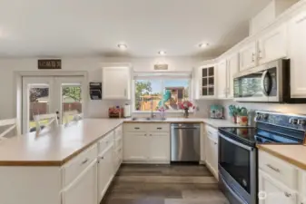 A beautiful, bright kitchen