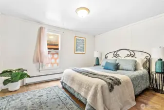 Middle bedroom