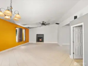 family room off kitchen, super spacious, ceiling fan
