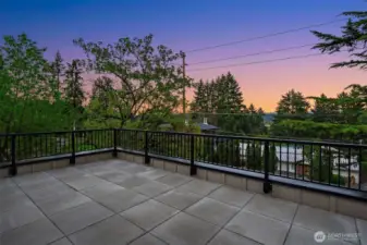 Expansive view deck