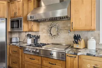 Commercial cooktop and vent hood