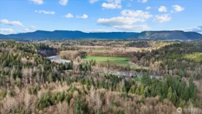 Views of the Valley and the Stillaguamish river