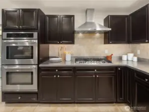 Double wall oven plus oversized cooktop & hood