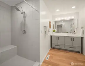 Primary en suite bathroom