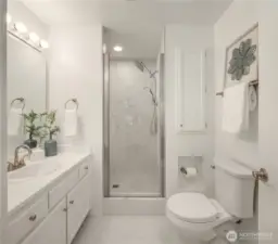 Secondary en suite bathroom