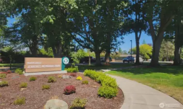 Walk to many parks (1 block to golf course, Youth Peace Park, walkable to Jennings Memorial park)
