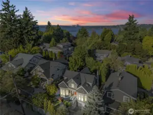 Welcome home, close to Bellevue, Kirkland AND Seattle, this is literally perfect location!