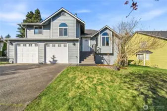 Beautiful curb appeal w/ all new exterior paint.