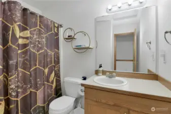 Upstairs full bathroom.