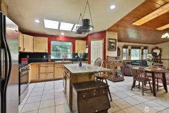 Kitchen - Granite sit up counter, propane range, overhead pot/pans holder. Skylights, garden window & walk in pantry.