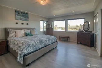 The Primary Suite has 360' views!