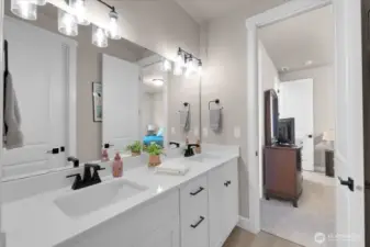 Bathroom between bedrooms 1&2 upstairs bedrooms.