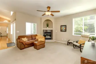 Family room w/gas fireplace