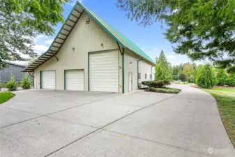 Large shop with loft. Shop has 5 overhead doors.