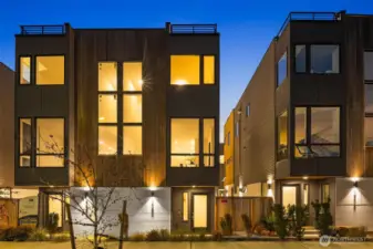 24-townhome community located within minutes of the Vashon Ferry, Lincoln Park, and Westwood Village.  Walk to amazing eateries, West Crest off leash dog park and so much more.  Only 20 minutes to Alki Beach, downtown Seattle or Seatac.