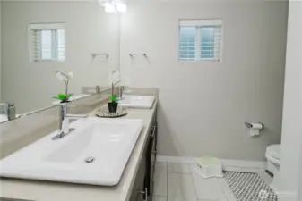 Upper Level Common Bath