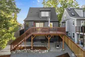 Beautiful well-maintained exterior.