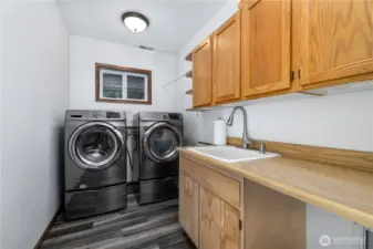 Washer and dryer can stay
