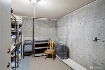 Separate room which could be made lockable. This room is behind the third bay.