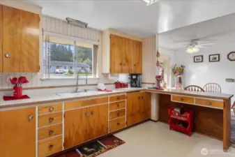 Retro kitchen. Love the wallpaper