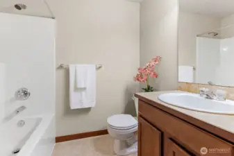 Full bath near the bedrooms.