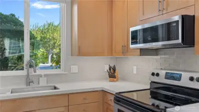 Newer Appliances, Undercounter Dimmable Lighting too.