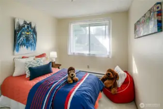 2nd guest bedroom.  Newly painted, new carpet too!