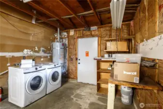 Washer/Dryer included!