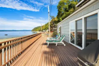 This entertainment size deck is ready to host friends and family gatherings.