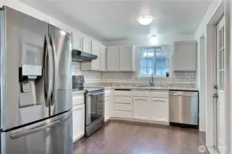 Kitchen has plenty of room to move about, and counter space for creating your culinary masterpieces.