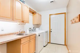 Large Mud/Laundry Room with Utility Sink