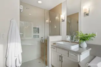 Primary en-suite bath