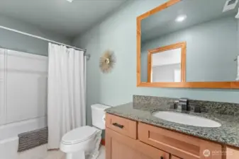 Lower floor bedroom full en-suite bathroom