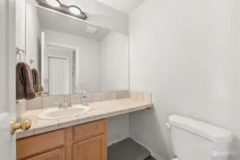Main level 1/2 bathroom