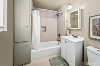 Upstairs full bathroom