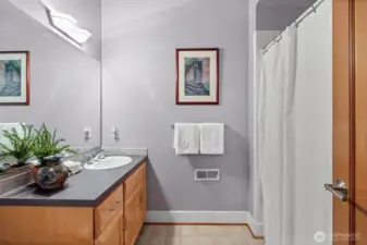 Ensuite, full bath in bedroom 4