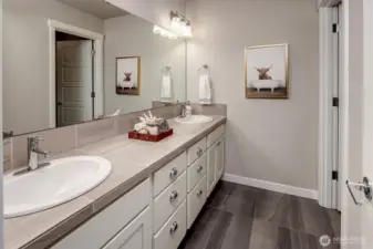 Upper bath with double sinks and tub/shower combo